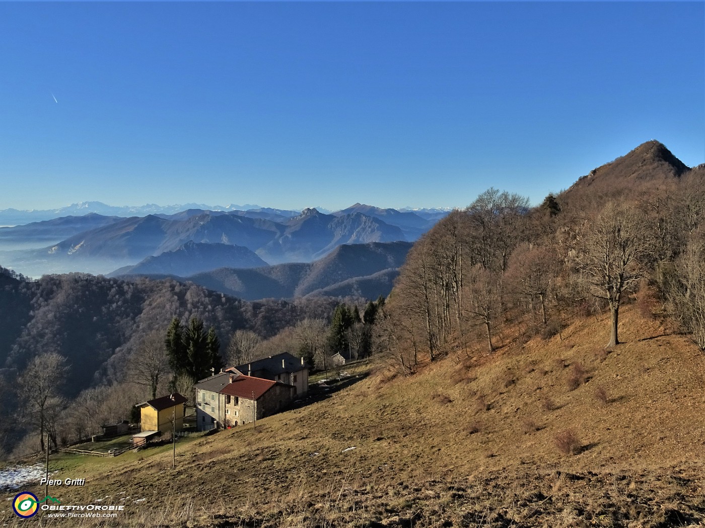 61 Ripassiamo alle cascine di Monte Basso e risaliamo alla Forcella dal sent 571 normale.JPG